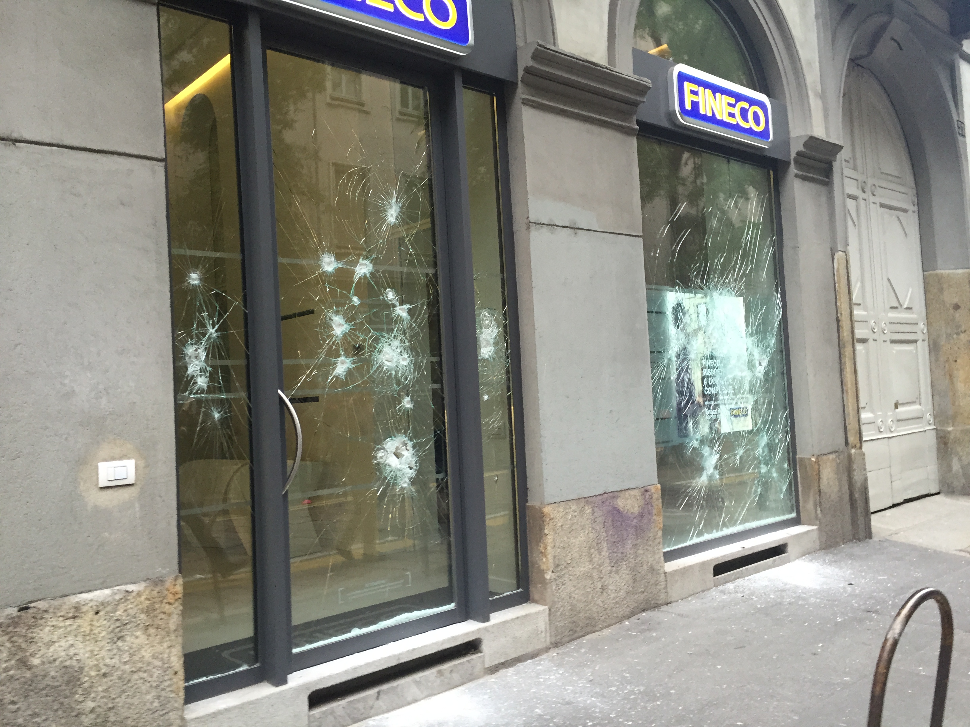 200 Persone Protestano Contro Gli Attacchi Ai Ristoranti Palestinesi: Vetrine Spaccate 200 Persone Protestano Contro Gli Attacchi Ai Ristoranti Palestinesi: Vetrine Spaccate