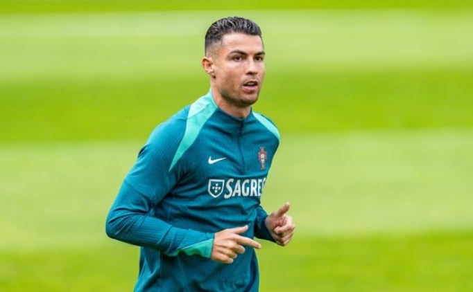 2026 Dünya Kupası'nda Ronaldo Olmasın Mı? Hasselbaink'in Keskin Görüşü 2026 Dünya Kupası'nda Ronaldo Olmasın Mı? Hasselbaink'in Keskin Görüşü