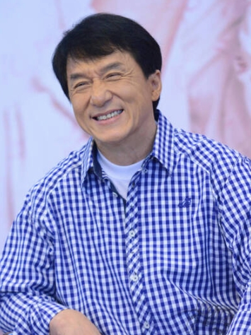 70歲成龍近況曝光:白髮街頭現身引發網友熱議 70歲成龍近況曝光:白髮街頭現身引發網友熱議