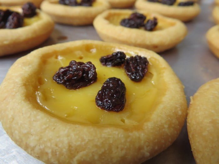 8 Oleh-Oleh Kuliner Unik Khas Bali: Lebih Dari Pie Susu! 8 Oleh-Oleh Kuliner Unik Khas Bali: Lebih Dari Pie Susu!