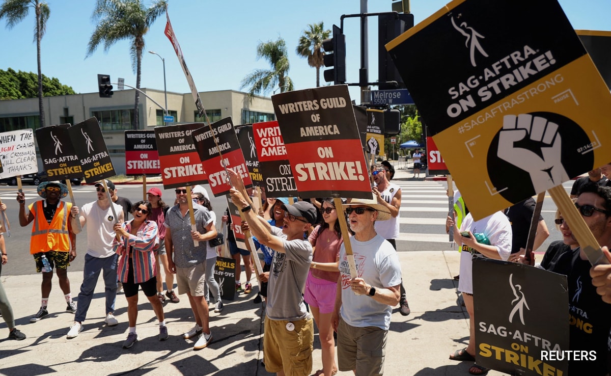 Actors Join Writers' Strike: Complete Hollywood Production Shutdown Actors Join Writers' Strike: Complete Hollywood Production Shutdown