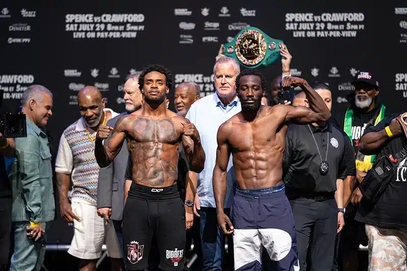 Analyzing The Alvarez-Crawford Fight: Will Size Decide The Winner? Analyzing The Alvarez-Crawford Fight: Will Size Decide The Winner?