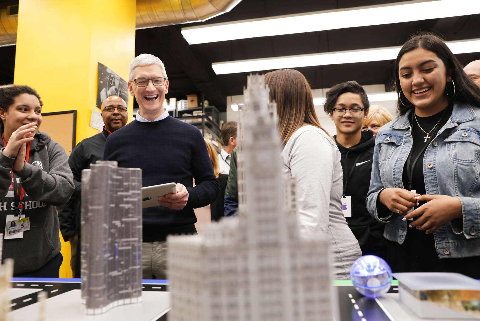 Analyzing Tim Cook's Difficult Year At Apple Analyzing Tim Cook's Difficult Year At Apple
