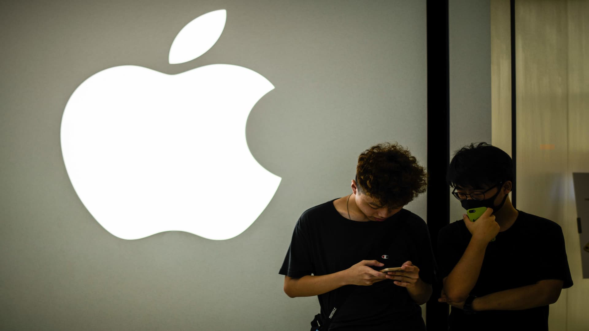 Apple Stock Suffers Setback Amidst $900 Million Tariff Projection Apple Stock Suffers Setback Amidst $900 Million Tariff Projection
