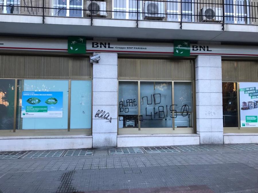 Attacco Ai Ristoranti Palestinesi: 200 Manifestanti Denunciano Vetrine Spaccate E Danni Attacco Ai Ristoranti Palestinesi: 200 Manifestanti Denunciano Vetrine Spaccate E Danni