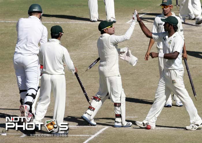 Bangladesh Battles Zimbabwe In First Test Bangladesh Battles Zimbabwe In First Test