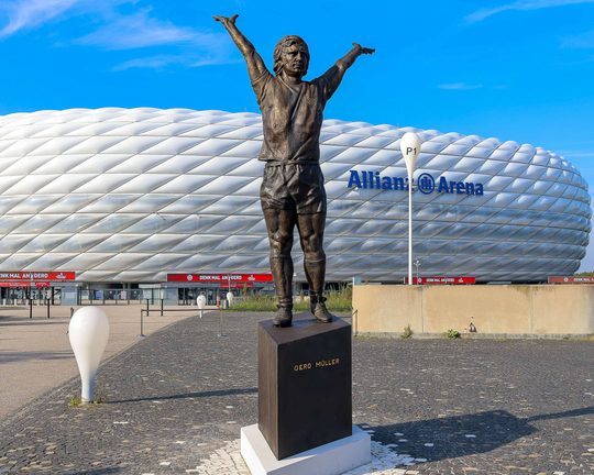 Bayern Legend's Farewell: Thomas Müller's Emotional Allianz Arena Exit After 25 Years Bayern Legend's Farewell: Thomas Müller's Emotional Allianz Arena Exit After 25 Years