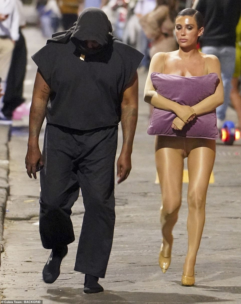 Bianca Censori's Italian Rollerblading Outing: Lingerie, Kanye-Free Stunt Bianca Censori's Italian Rollerblading Outing: Lingerie, Kanye-Free Stunt