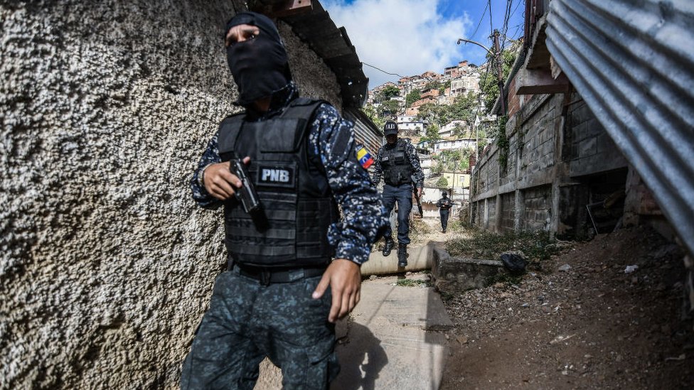Blindaje Policial En Las Instalaciones Del CNE De Caracas Blindaje Policial En Las Instalaciones Del CNE De Caracas