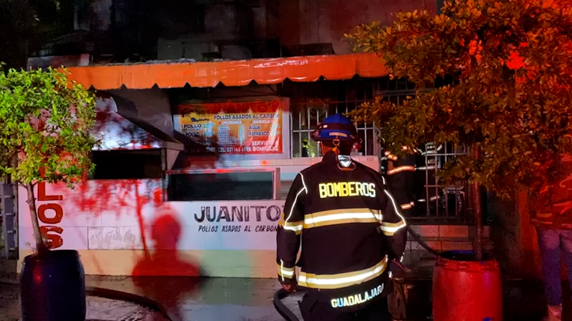 Bomberos Combaten Gran Incendio En Constanza; Residentes Afectados Por Humo Bomberos Combaten Gran Incendio En Constanza; Residentes Afectados Por Humo