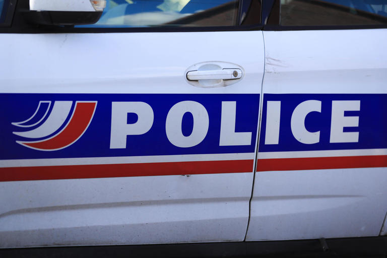 Cannes: Migrant Sous OQTF Menace Mère Et Fils Avec Cutter Dans Un Bus