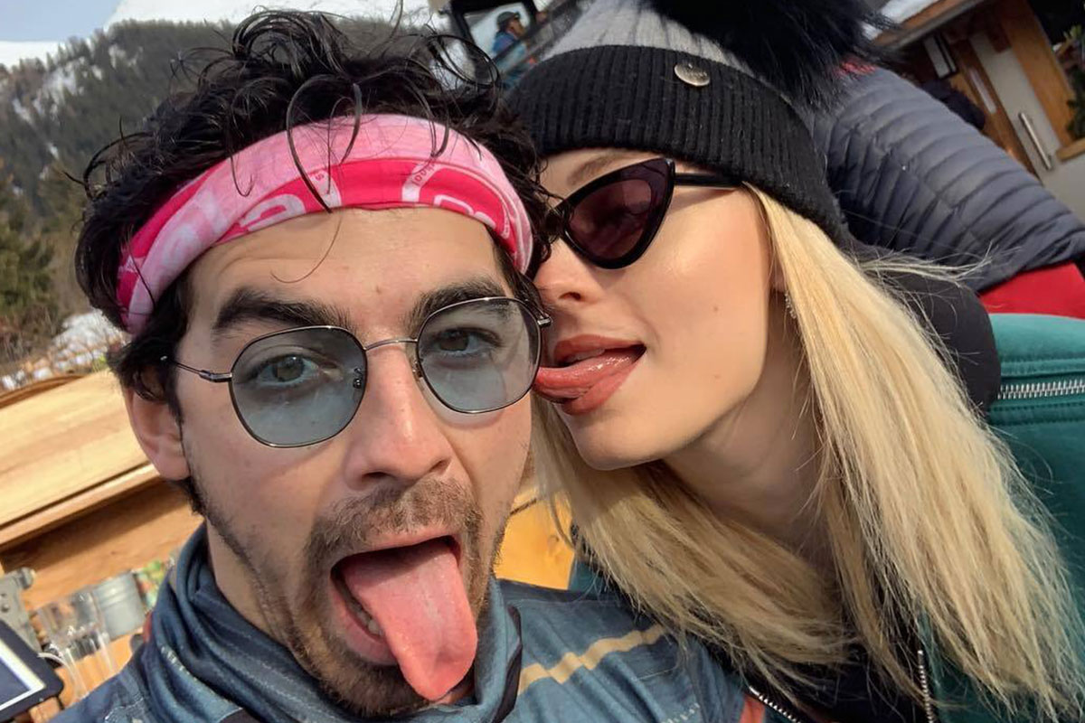 Couple Fights Over Joe Jonas; His Reaction Is Golden Couple Fights Over Joe Jonas; His Reaction Is Golden