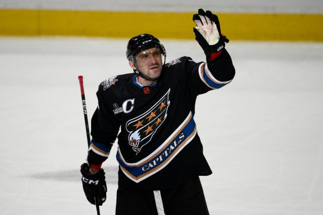 CP NewsAlert: Ovechkin's 894th Goal Ties Gretzky's NHL Record CP NewsAlert: Ovechkin's 894th Goal Ties Gretzky's NHL Record