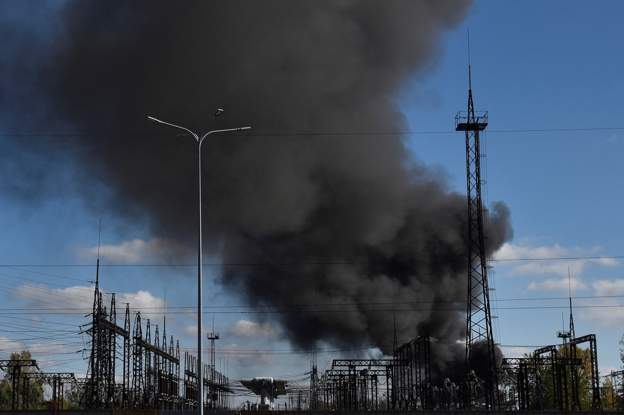 Deadly Russian Air Strikes On Ukraine: US Peace Efforts Face Challenges Deadly Russian Air Strikes On Ukraine: US Peace Efforts Face Challenges