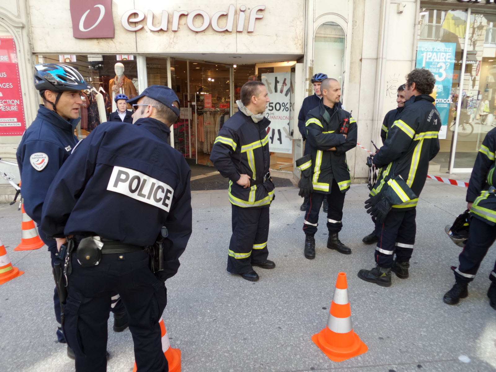 Dijon : Intervention Urgente Des Pompiers Pour Un Incendie À La Médiathèque Champollion Dijon : Intervention Urgente Des Pompiers Pour Un Incendie À La Médiathèque Champollion