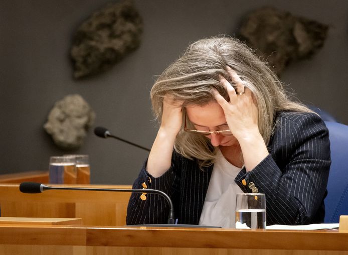 Dispute Over Royal Honors: PVV Minister's Veto On Asylum Volunteer Recognition Dispute Over Royal Honors: PVV Minister's Veto On Asylum Volunteer Recognition