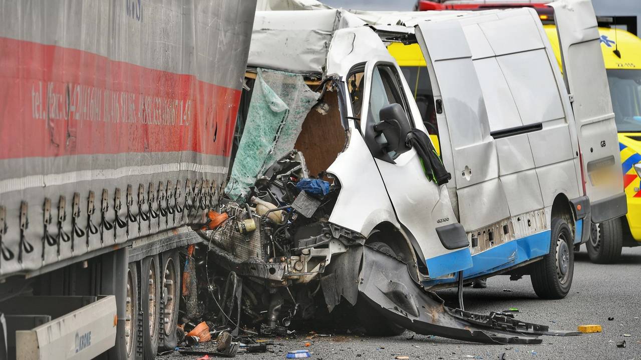 Drie Auto's Betrokken Bij Dodelijk Ongeval Op A67 Nabij Grashoek Drie Auto's Betrokken Bij Dodelijk Ongeval Op A67 Nabij Grashoek