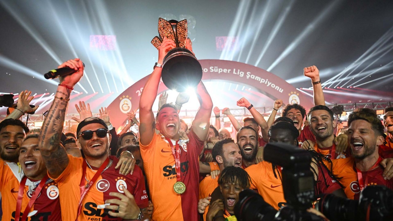 Dusan Tadić'in 100. Süper Lig Maçı: Unutulmaz Anlar Dusan Tadić'in 100. Süper Lig Maçı: Unutulmaz Anlar