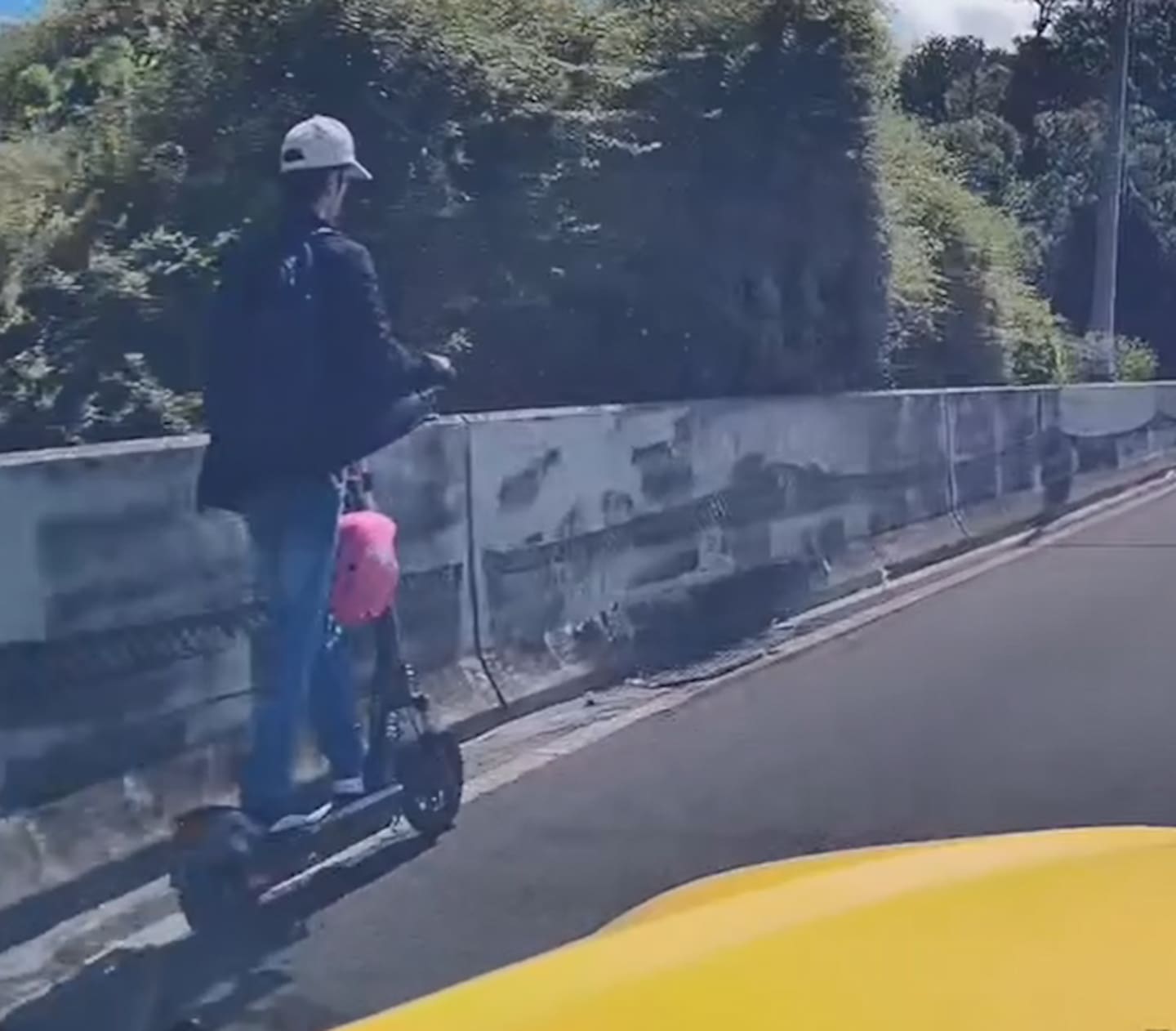 E-Scooter Rider's Reckless Journey On Auckland Southern Motorway: Dashcam Evidence E-Scooter Rider's Reckless Journey On Auckland Southern Motorway: Dashcam Evidence