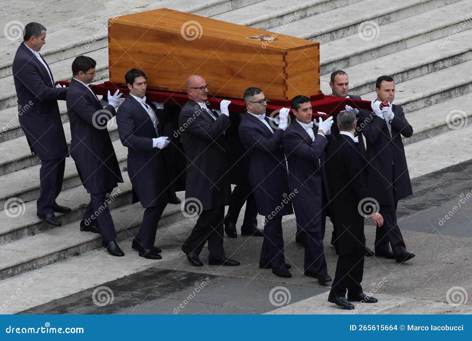 Fiéis Dormem Nas Ruas Do Vaticano Em Vigília Para O Funeral Do Papa Fiéis Dormem Nas Ruas Do Vaticano Em Vigília Para O Funeral Do Papa
