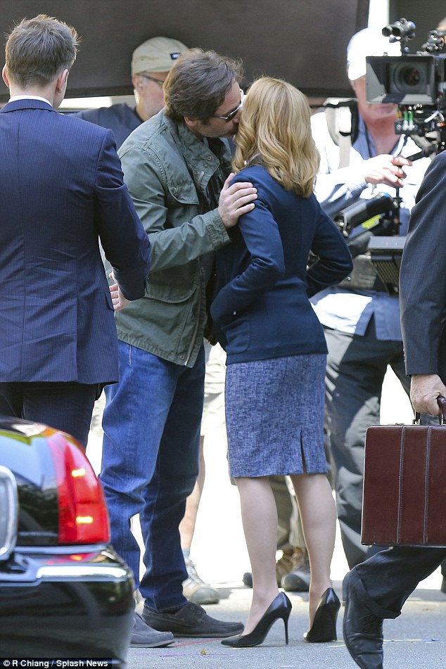 Gillian Anderson And David Duchovny Reunite On Stage At SAG Awards Gillian Anderson And David Duchovny Reunite On Stage At SAG Awards