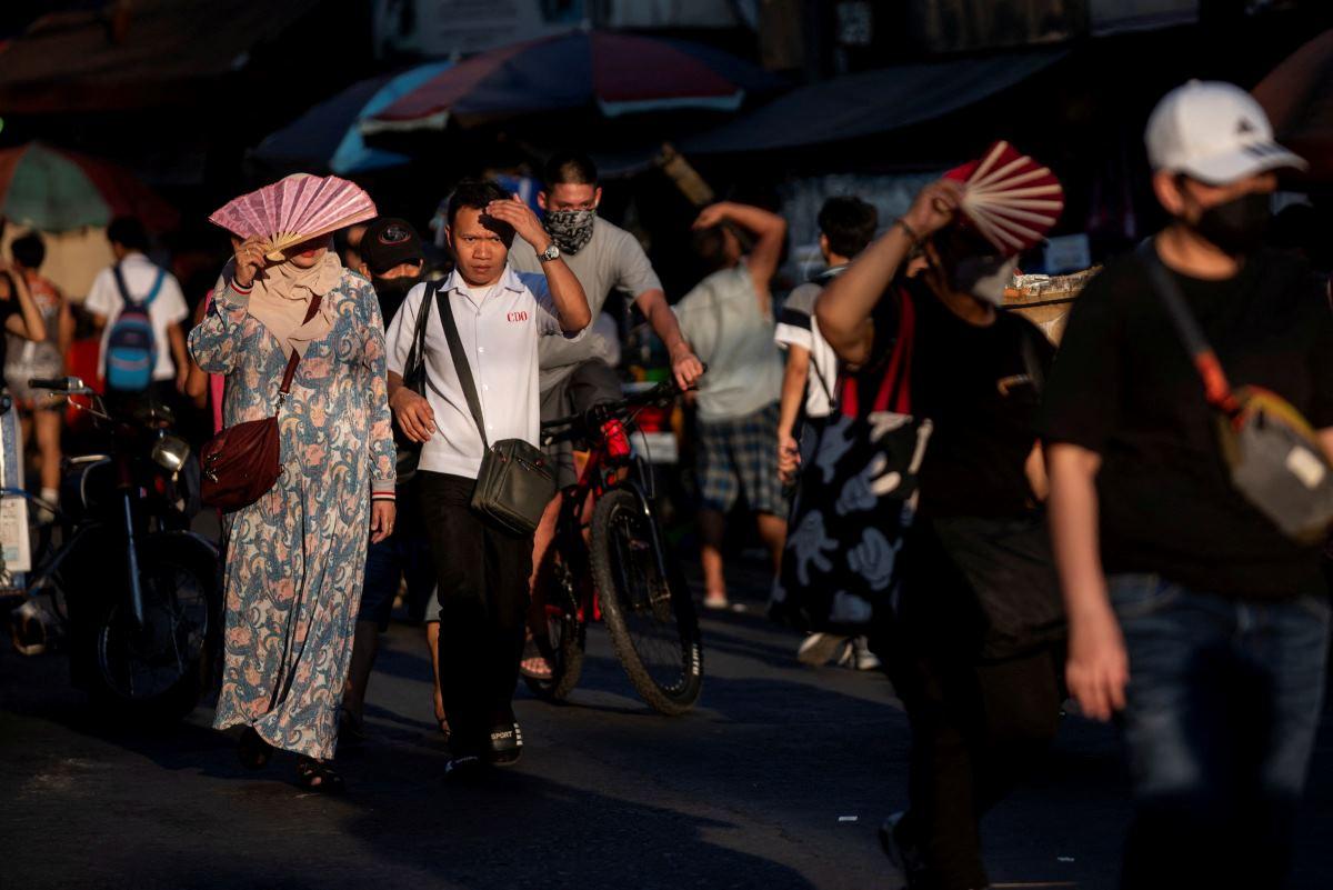 Half Of Manila's Schools Closed Amidst Dangerous Heat Half Of Manila's Schools Closed Amidst Dangerous Heat