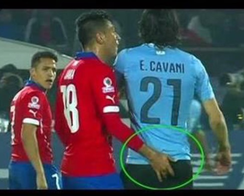 Heitinga's Touching Gestures: Bum Pats And Forehead Kisses Attract Media Scrutiny Heitinga's Touching Gestures: Bum Pats And Forehead Kisses Attract Media Scrutiny