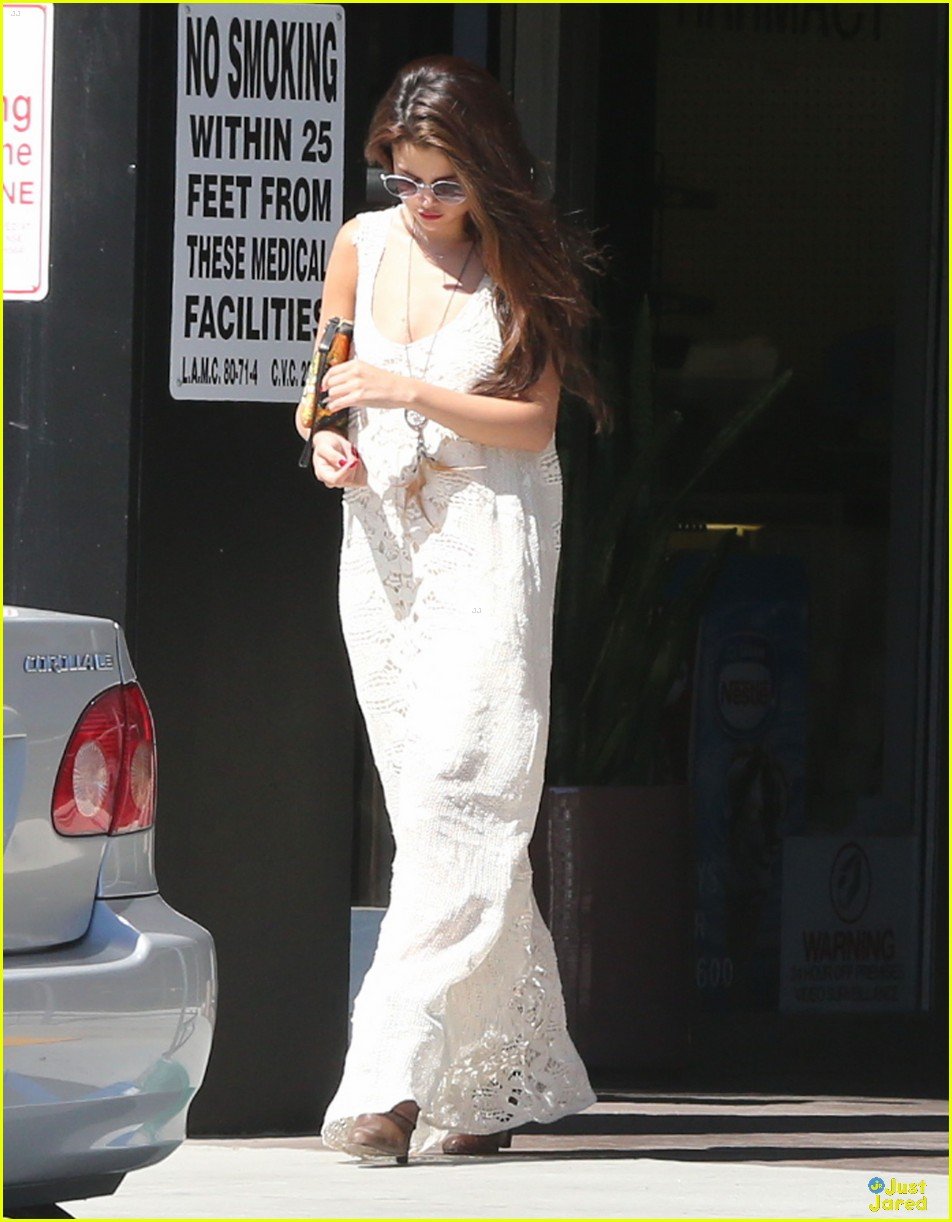 High-Waisted Suits: Office Style Inspired By Selena Gomez High-Waisted Suits: Office Style Inspired By Selena Gomez