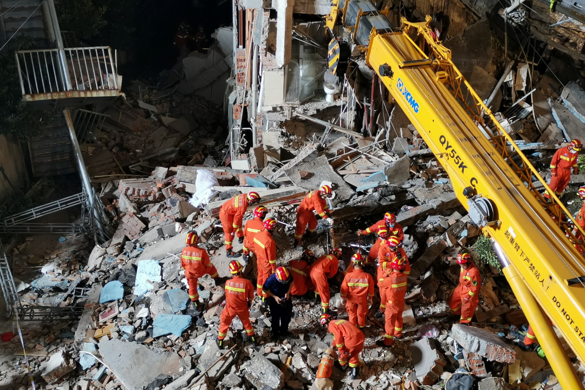 Historic Chinese Tower Suffers Partial Collapse; Tourist Safety Concerns Raised Historic Chinese Tower Suffers Partial Collapse; Tourist Safety Concerns Raised