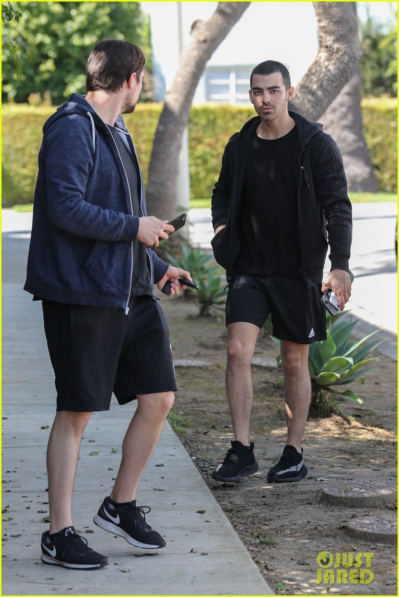 How Joe Jonas Handled A Couple Fighting Over Him How Joe Jonas Handled A Couple Fighting Over Him