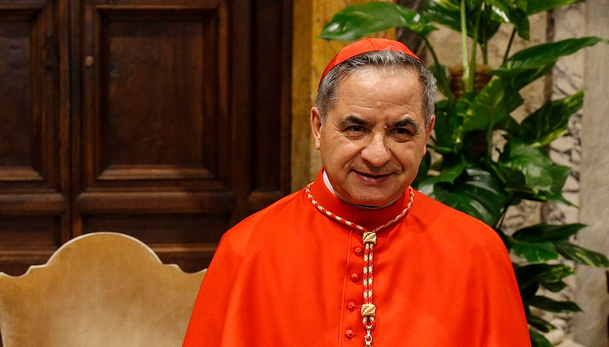 Il Cardinale Becciu: Chat Segrete, Processo Falsato E Accuse Di Infangamento Il Cardinale Becciu: Chat Segrete, Processo Falsato E Accuse Di Infangamento