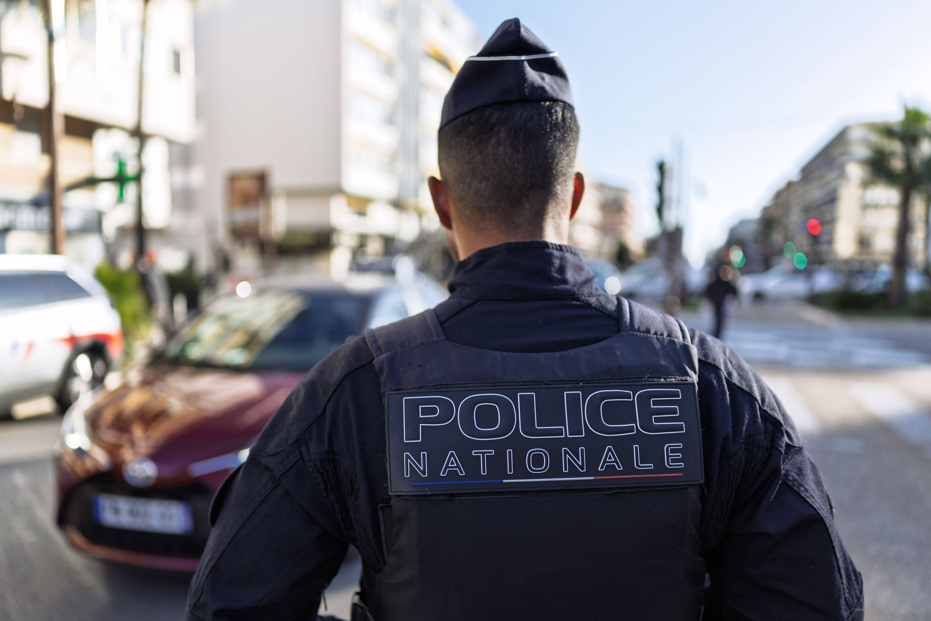 Intervention Policière À Toulon : Individu Sous OQTF Arrêté Près D'une École Intervention Policière À Toulon : Individu Sous OQTF Arrêté Près D'une École
