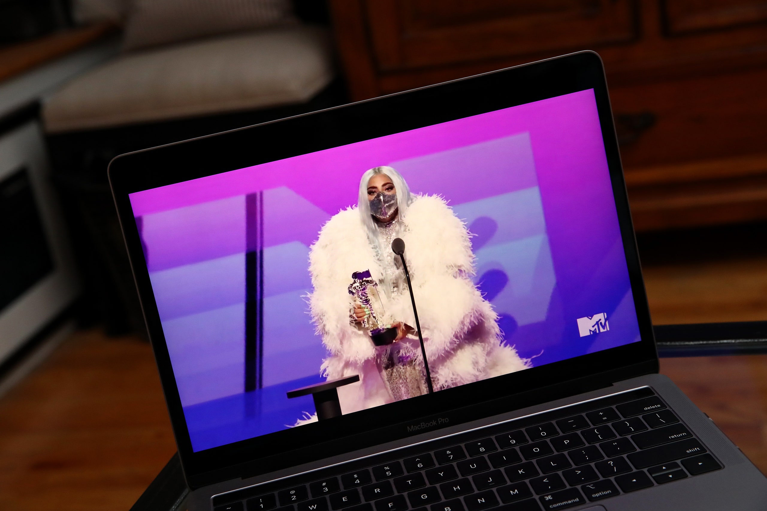 Is The CBS VMA Simulcast The Final Nail In MTV's Coffin? Is The CBS VMA Simulcast The Final Nail In MTV's Coffin?