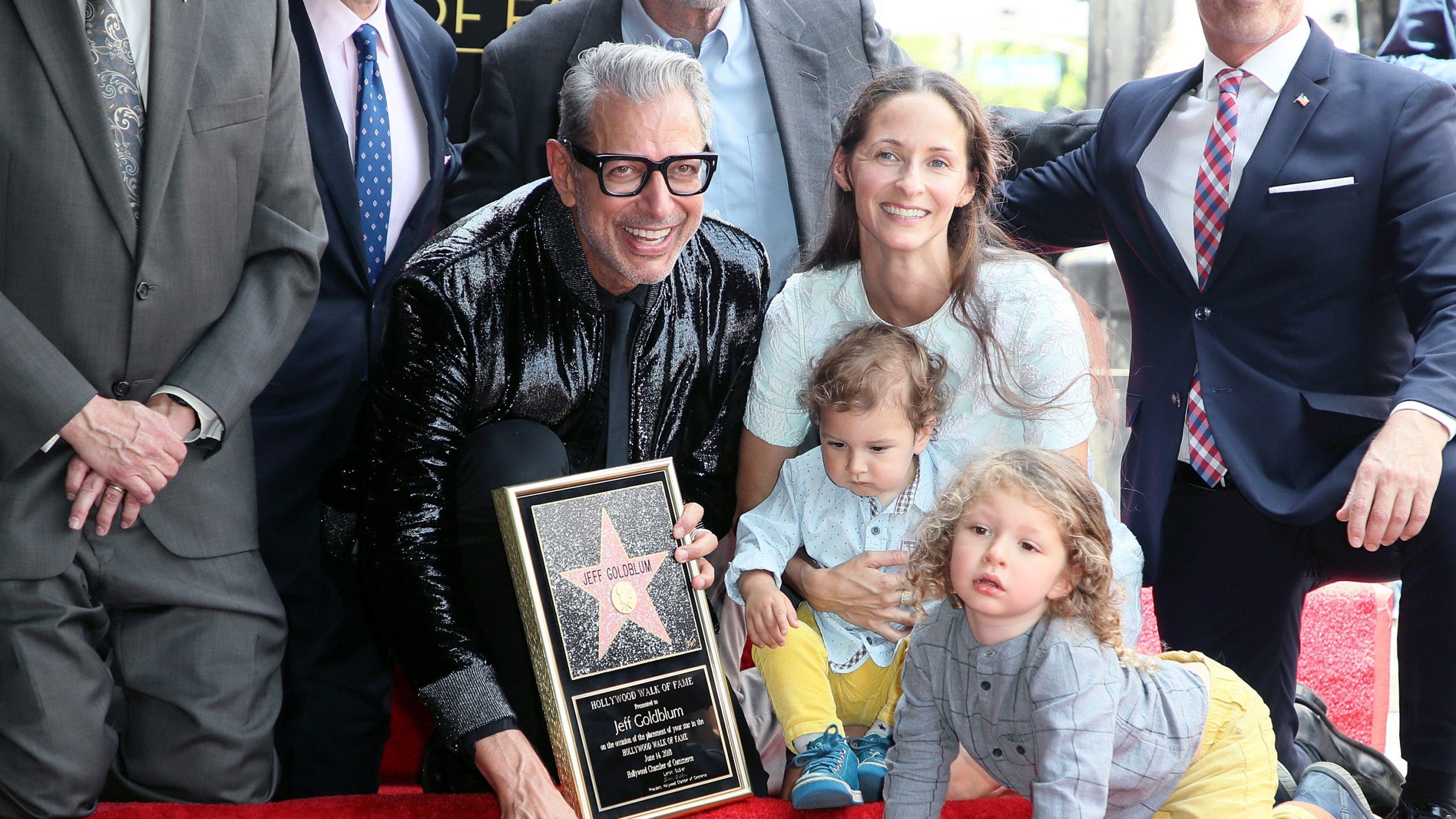 Jeff Goldblum Checks His Own Oscars Photos: The Viral Moment Explained Jeff Goldblum Checks His Own Oscars Photos: The Viral Moment Explained