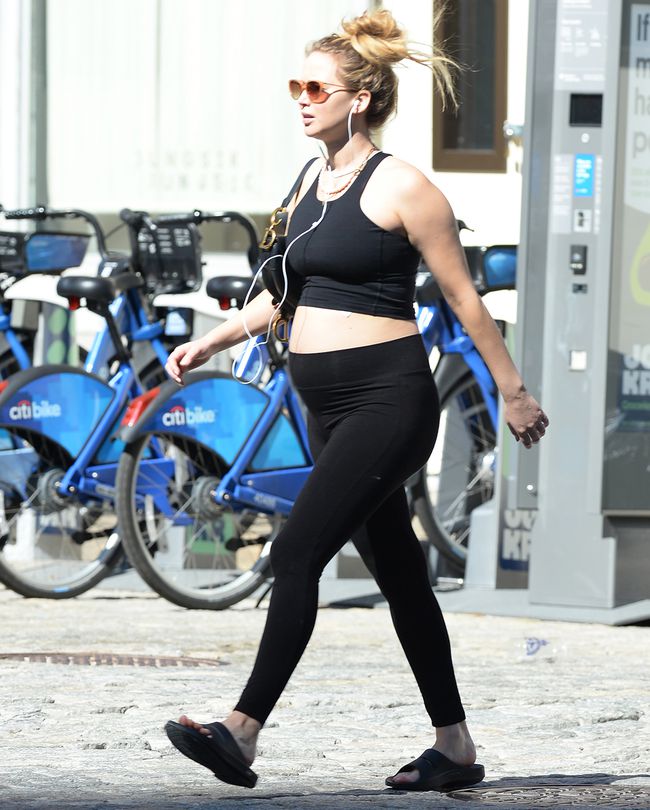 Jennifer Lawrence Shows Off Growing Baby Bump In New York City Jennifer Lawrence Shows Off Growing Baby Bump In New York City
