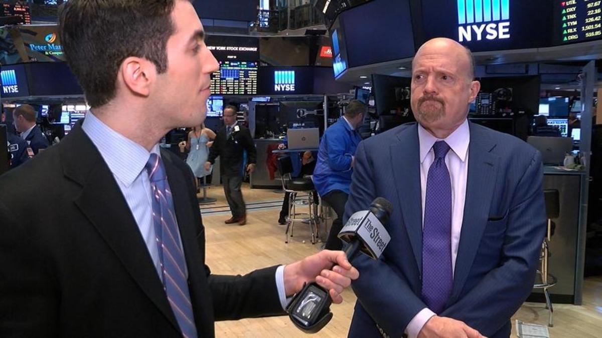 Jim Cramer On Foot Locker Inc (FL): Is It A Solid Investment? Jim Cramer On Foot Locker Inc (FL): Is It A Solid Investment?