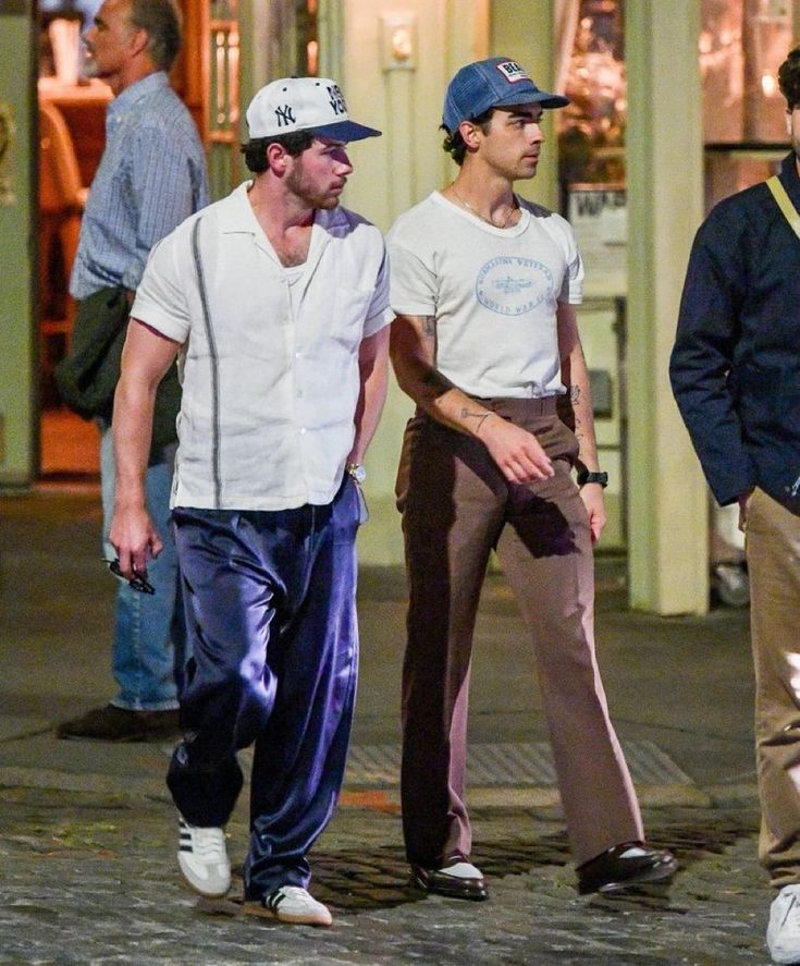 Joe Jonas' Perfect Response To Couple's Fight Over Him Joe Jonas' Perfect Response To Couple's Fight Over Him