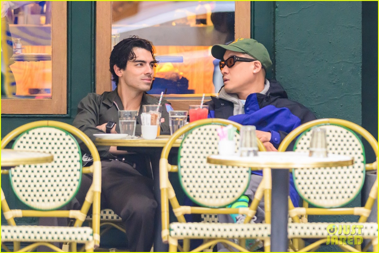 Joe Jonas Responds To Couple's Argument About Him Joe Jonas Responds To Couple's Argument About Him