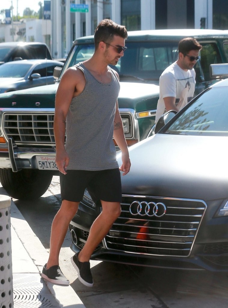 Joe Jonas's Perfect Response To A Couple's Fight Over Him Joe Jonas's Perfect Response To A Couple's Fight Over Him