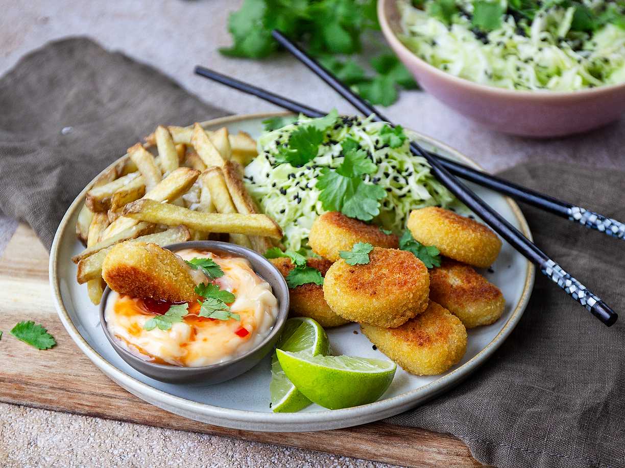Kycklingnuggets Med Majsflingor: Krispiga & Lättlagade Med Asiatisk Kålsallad Kycklingnuggets Med Majsflingor: Krispiga & Lättlagade Med Asiatisk Kålsallad
