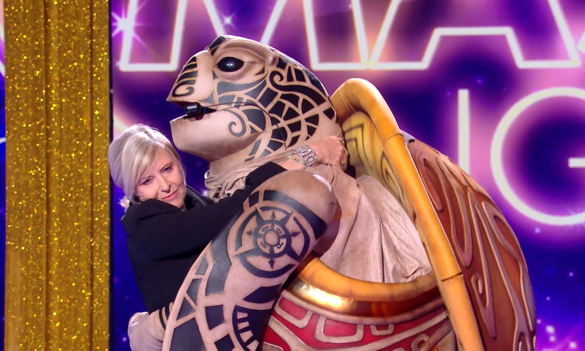 L'Autruche De Mask Singer 2025 : Une Amie De Chantal Ladesou Démasquée ?