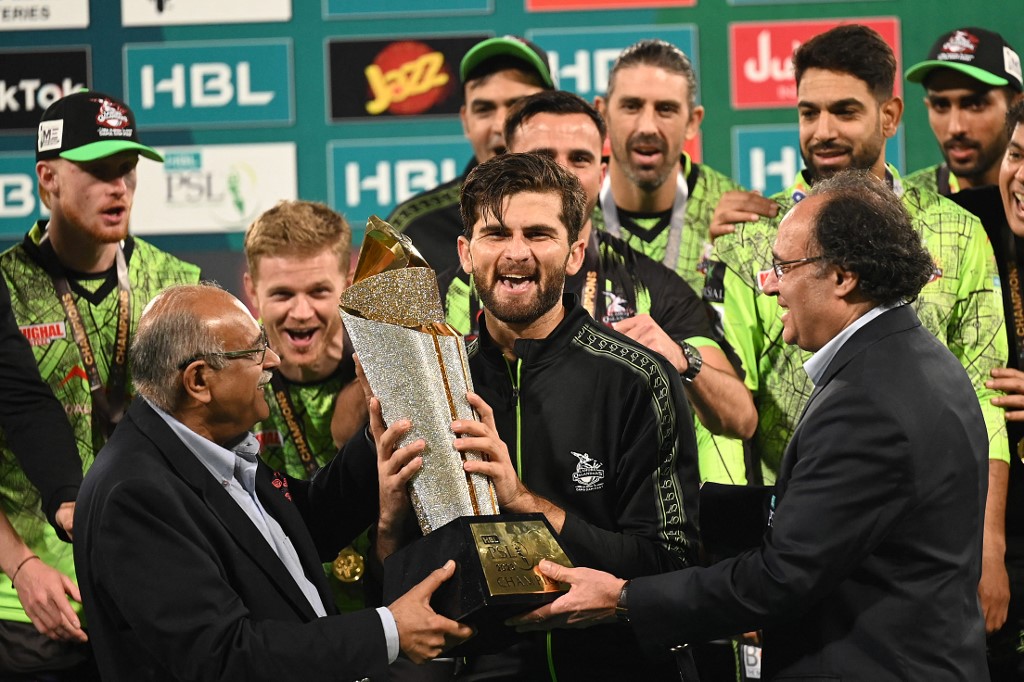 لاہور میں پی ایس ایل ٹرافی کا شاندار استقبال لاہور میں پی ایس ایل ٹرافی کا شاندار استقبال