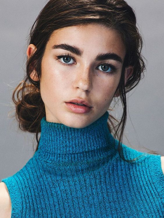 Lily Collins' Effortless Style: Bob Haircut, Full Brows, And Nude Lip Makeup Lily Collins' Effortless Style: Bob Haircut, Full Brows, And Nude Lip Makeup