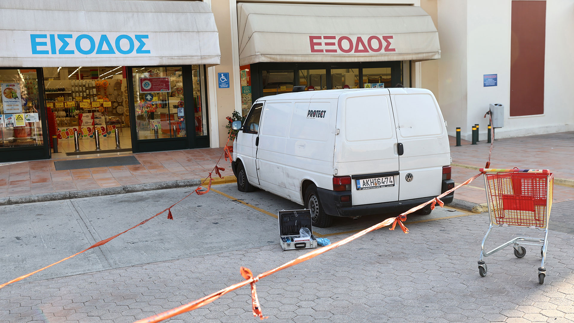 Ληστεία Στη Νέα Σμύρνη:  Η Ληστεία Σε Ζαχαροπλαστείο Κατεγράφη Σε Βίντεο