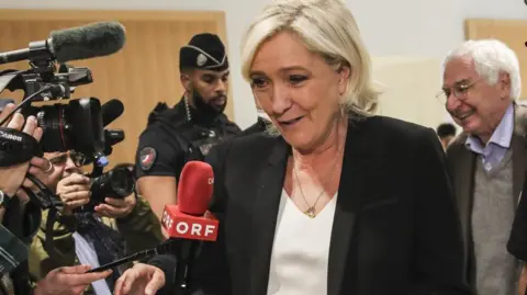 Marine Le Pen Fait Appel Après Condamnation À Quatre Ans De Prison Et Inéligibilité Marine Le Pen Fait Appel Après Condamnation À Quatre Ans De Prison Et Inéligibilité