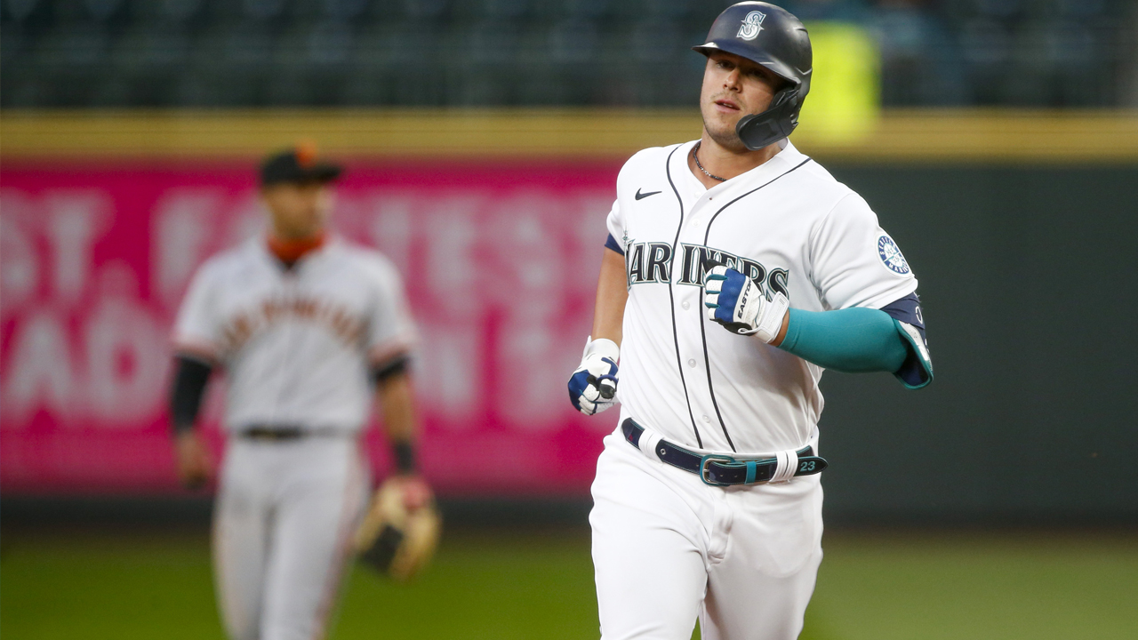 Mariners Outfielder Makes Incredible Catch Against Giants Mariners Outfielder Makes Incredible Catch Against Giants