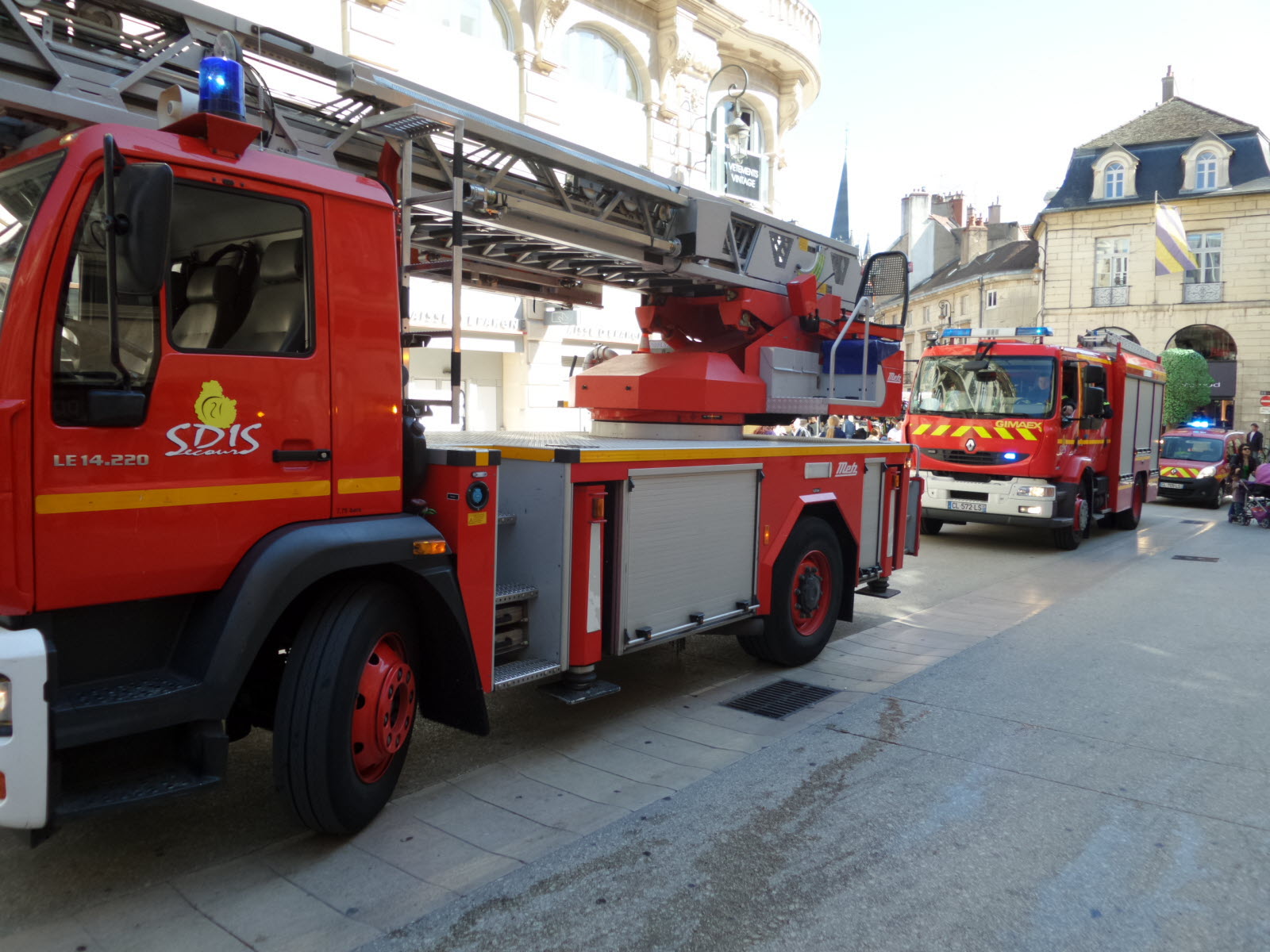 Médiathèque Champollion (Dijon) : Intervention Des Pompiers Pour Un Départ De Feu Médiathèque Champollion (Dijon) : Intervention Des Pompiers Pour Un Départ De Feu