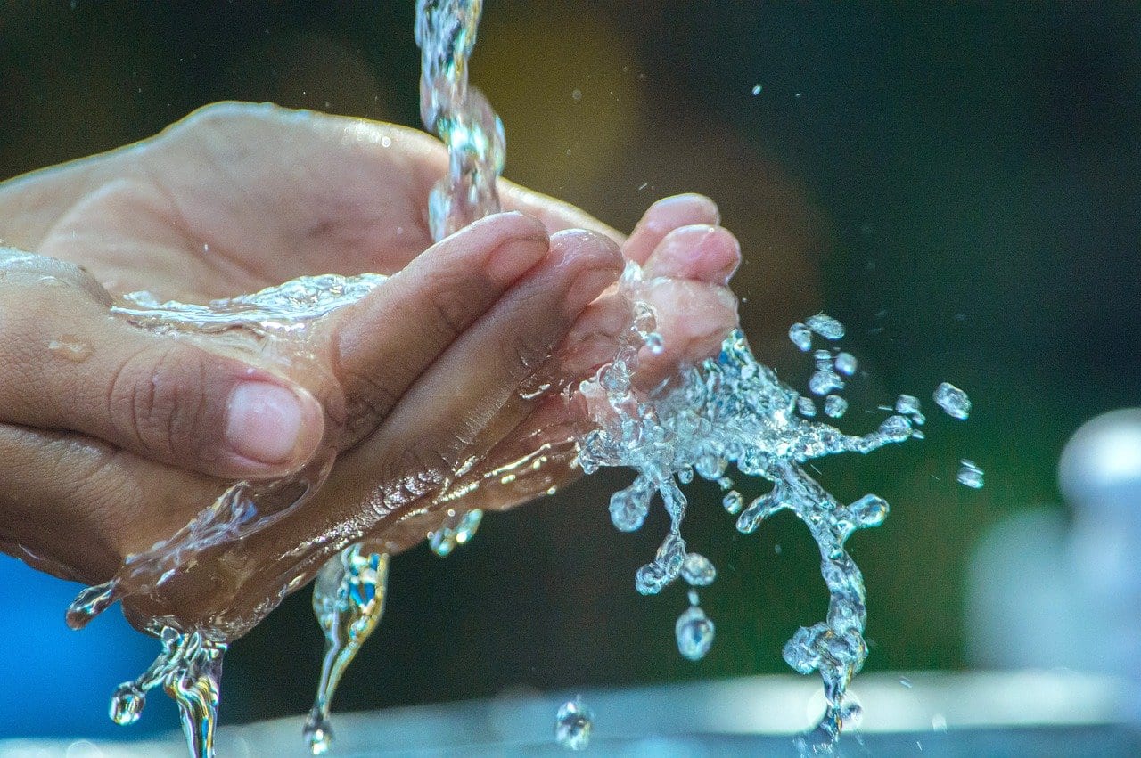 Microplastiche: Un Confronto Tra Acqua Del Mare, Acqua Potabile E Acqua In Bottiglia. Microplastiche: Un Confronto Tra Acqua Del Mare, Acqua Potabile E Acqua In Bottiglia.