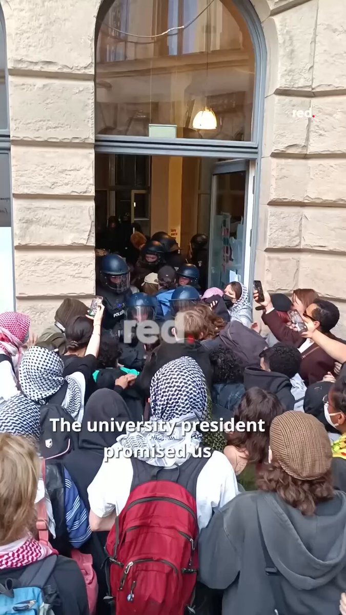 مواجهات عنيفة: الشرطة الألمانية تقتحم تجمعات مشجعين مواجهات عنيفة: الشرطة الألمانية تقتحم تجمعات مشجعين
