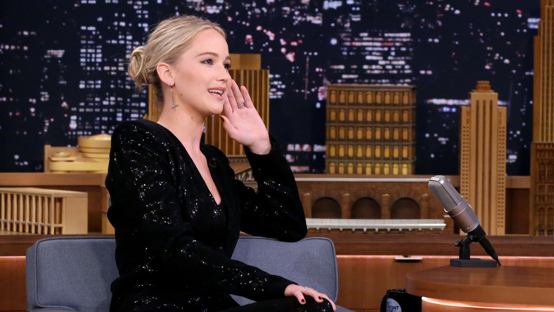 New Mom Jennifer Lawrence Makes A Show-Stopping Return In A Backless Dress New Mom Jennifer Lawrence Makes A Show-Stopping Return In A Backless Dress